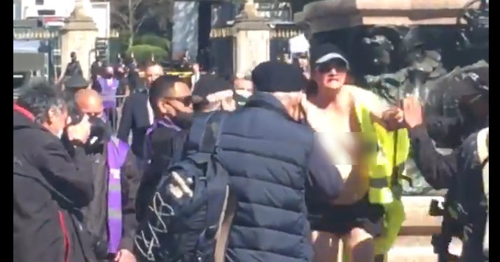 Une manifestante seins nus aux funérailles du Prince Philippe