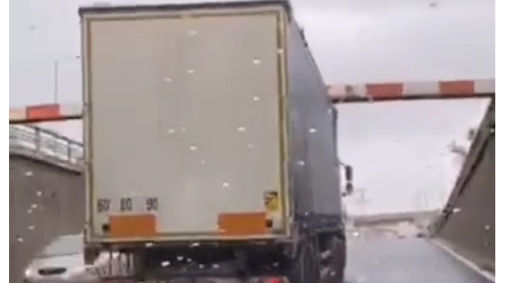 Créteil. (Vidéo) Un camion percute une poutre en béton sur la N6