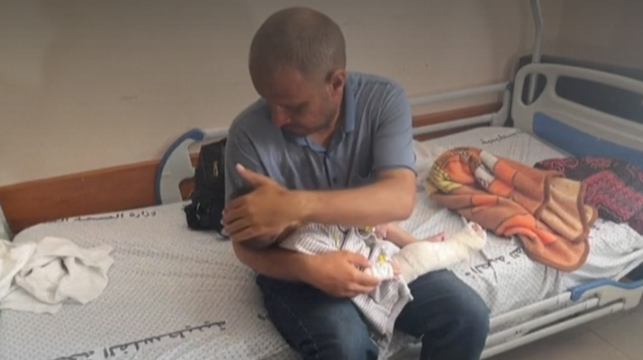 Gaza. un père de famille serrant son fils blessé sur un lit d&rsquo;hôpital après une frappe israélienne  : « Je n&rsquo;ai plus que toi ! »