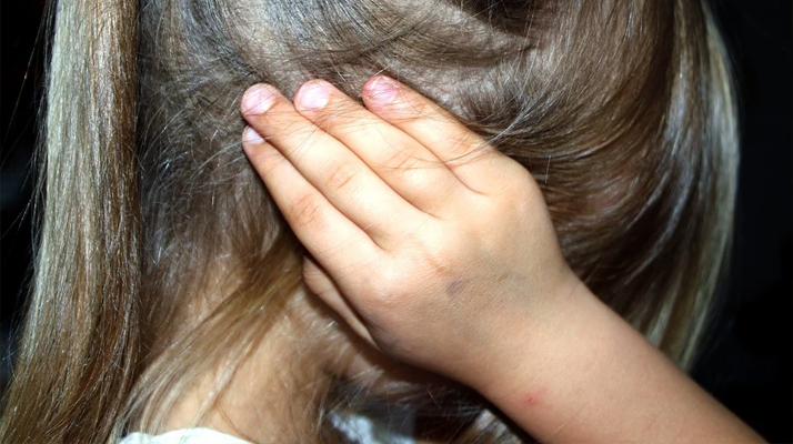 Loire : il frappe violemment sa petite fille de 5 ans pendant les courses