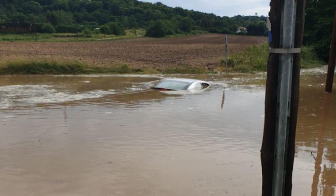 Inondations. Une famille sauvée in-extremis de son véhicule en Essonne