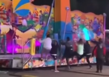 États-Unis. Les images impressionnantes d&rsquo;un manège qui manque de basculer en arrière avec des passagers