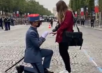 14 juillet. La jolie demande en mariage  inattendue d&rsquo;un militaire à sa compagne sur les Champs-Élysées juste avant le défilé