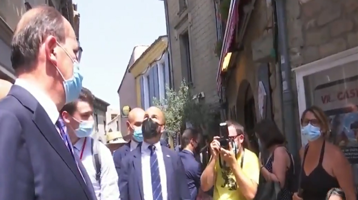 En visite dans le département de l&rsquo;Aude, Jean Castex vivement interpellé par une passante : « Vous tuez la France monsieur ! »