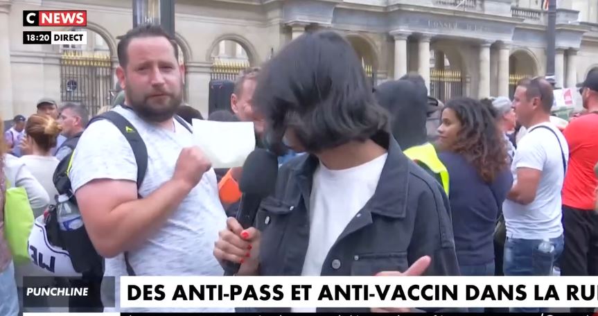 Une journaliste de CNews recadre un manifestant au cours d&rsquo;une manifestation anti-pass sanitaire