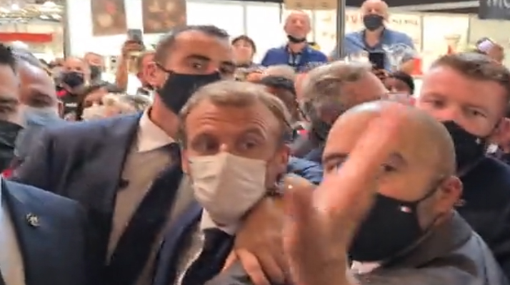 (Vidéo) En déplacement à Lyon, Emmanuel Macron victime d&rsquo;un jet d’œuf