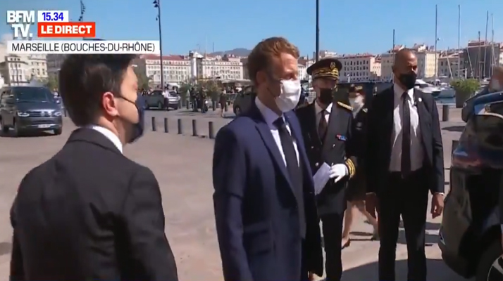 En déplacement à Marseille, Emmanuel Macron hué par des manifestants à son arrivée : « Macron, démission! »