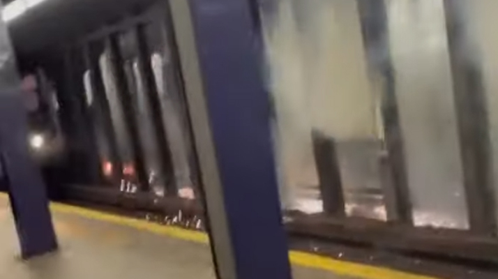 New-York : (Vidéo) Abandonné sur les voies, un vélo se fait percuter par un métro