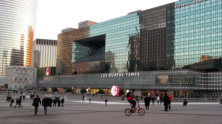 Paris : un homme de 26 ans poignardé à mort à la Défense