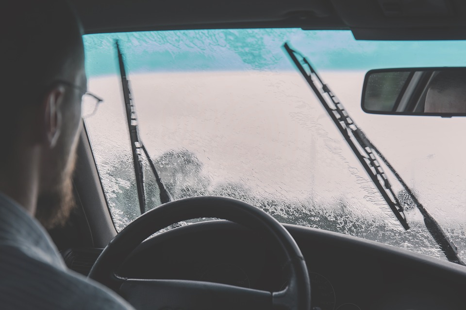 Propreté du pare-brise et sécurité : l’importance des essuies-glaces