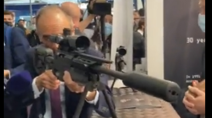 Eric Zemmour filmé par les journalistes en train de les pointer avec un fusil d&rsquo;assaut : la séquence fait polémique