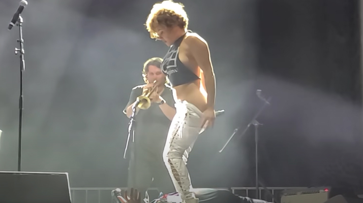 La chanteuse du groupe Brass Against invite un fan à monter sur scène avant de lui uriner au visage