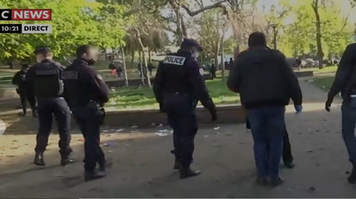 En duplex depuis la porte de la Villette, Jean-Marc Morandini constate la présence de la police sur le « camp » des toxicomanes qui sont repoussés au fond du parc