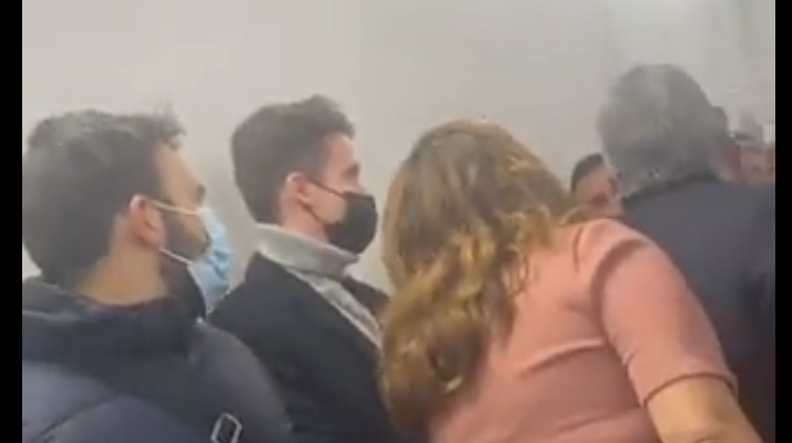 Violent dérapage après l&rsquo;émission « Face à baba » sur C8 : Stanislas Rigault agressé verbalement par Raquel Garrido dans les coulisses de l&rsquo;émission