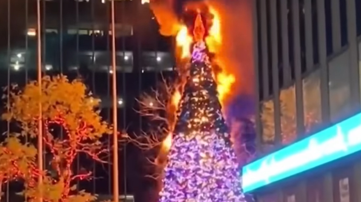 New-York. Un homme met le feu au célèbre sapin de Noël de Fox News