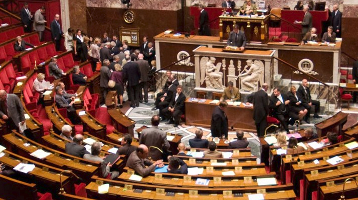 Covid-19. L&rsquo;examen du projet de loi sur le pass vaccinal à nouveau suspendu cette nuit après les propos d&rsquo;Emmanuel Macron à l&rsquo;encontre des non-vaccinés
