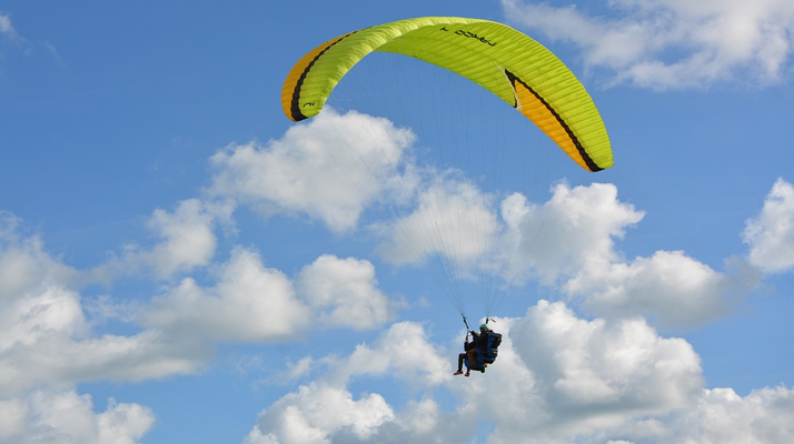 Savoie. Une femme de 54 ans décède dans un accident de parapente, le pilote est grièvement blessé