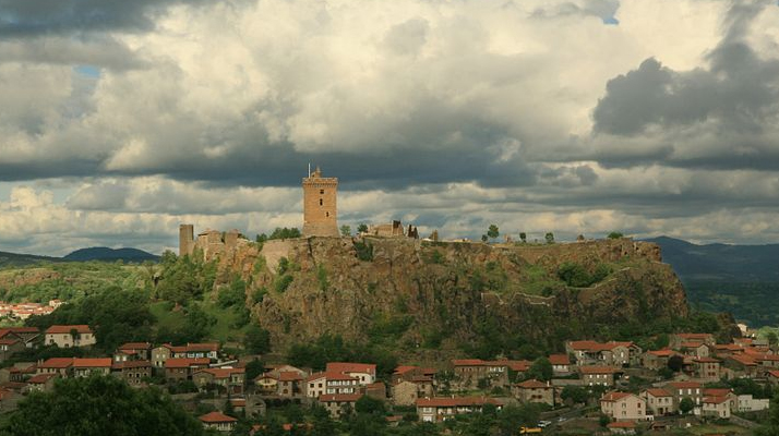 Haute-Loire. Âgé de 17 ans, il pousse sa petite sœur de 8 ans depuis le haut d&rsquo;une falaise