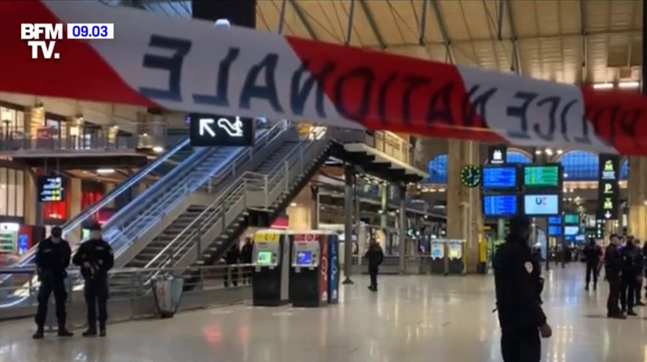 Paris. Un homme armé d&rsquo;un couteau abattu par des policiers en gare du Nord