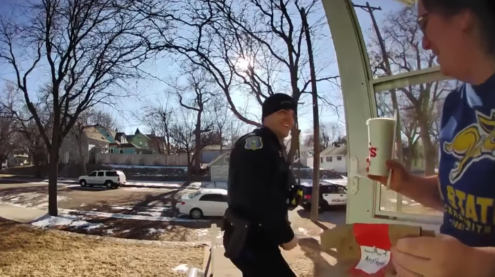 Quand un policier livre lui même la nourriture à une cliente après avoir interpellé le livreur