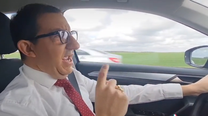 Le gros craquage de Jean Messiha qui se met à danser et chanter en voiture