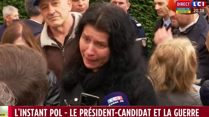 En larmes, une soignante non vaccinée, interpelle Emmanuel Macron : « Pourquoi obliger les soignants de se faire vacciner, monsieur, s&rsquo;il vous plaît, laissez-nous reprendre notre travail »