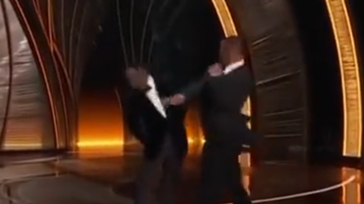 Oscars. L&rsquo;image surréaliste de Will Smith, montant sur scène pour venir frapper l&rsquo;acteur Chris Rock après une mauvaise blague sur sa femme