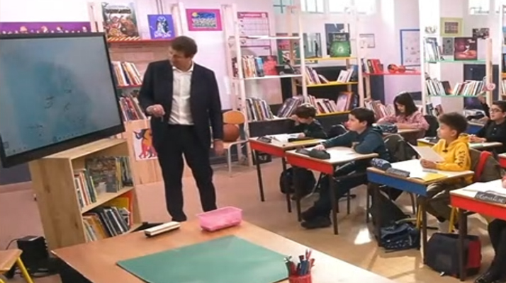 Quand Yannick Jadot, Eurodéputé, n&rsquo;arrive pas à placer plusieurs capitales européennes devant des enfants dans l&rsquo;émission « Au Tableau »