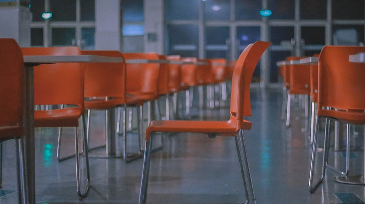 Savoie. Une petite fille scotchée de force à sa chaise par du ruban adhésif à la cantine