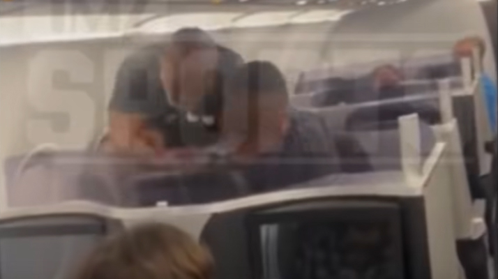 Mike Tyson frappe un passager qui le provoquait dans un avion