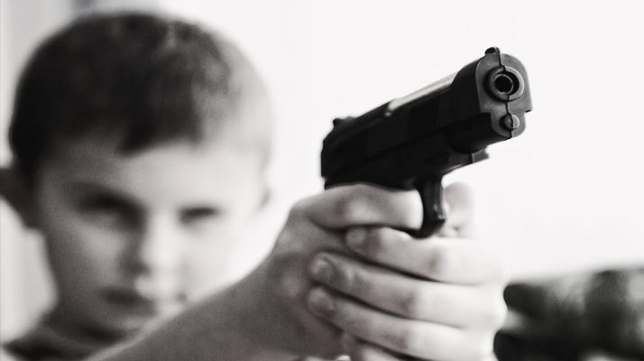 Belgique : âgé de 5 ans, il tire à l&rsquo;arme à feu, blessant grièvement sa sœur de 2 ans