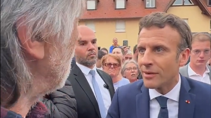 Présidentielle. Un homme interpelle Emmanuel Macron et lui dit ce qu&rsquo;il pense de son quinquennat : « Je n&rsquo;ai jamais vu un président de la 5ème république aussi nul que vous ! »