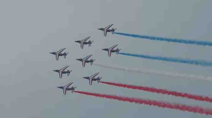 Festival de Cannes : revoir la patrouille de France qui passe au dessus du palais devant l&rsquo;acteur Tom Cruise en promotion pour son film Top Gun