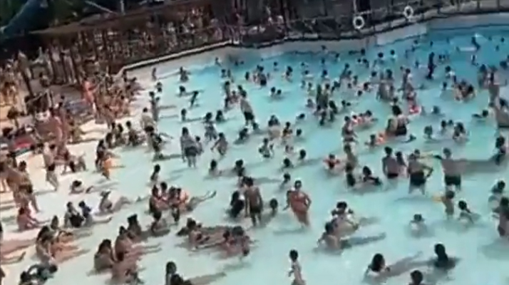 Les images surréalistes d&rsquo;Aquaboulevard, pris d&rsquo;assaut par des milliers de visiteurs