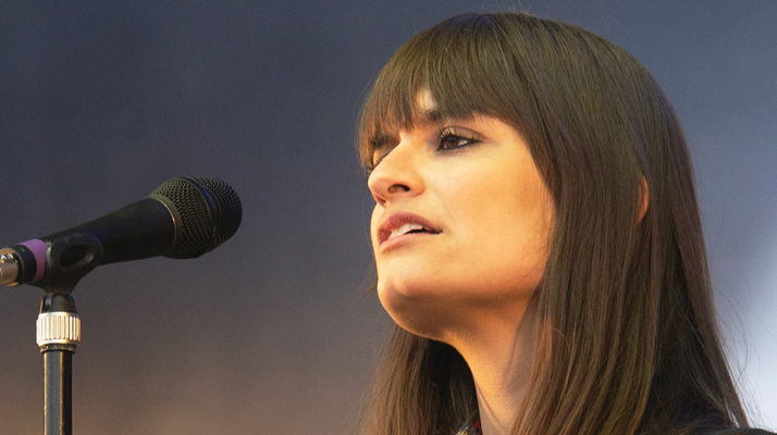 La chanteuse Clara Luciani, explique pourquoi elle refuse parfois de se faire prendre en photo avec ses fans