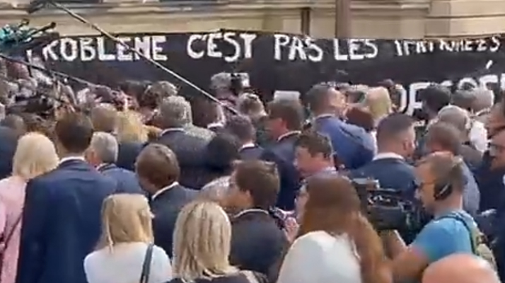 Paris. Incident ce matin devant l&rsquo;entrée de l&rsquo;Assemblée nationale quand une écologiste a brandi une banderole : « le problème c&rsquo;est pas les immigré.es, c&rsquo;est les 3 degrés ! »