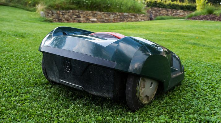 Il s&rsquo;endort sur la pelouse et se réveil en sursaut, la main grièvement blessée par une tondeuse robot