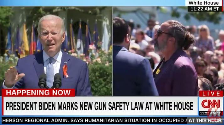 Joe Biden contraint d&rsquo;interrompre son discours quand le père d&rsquo;une victime tuée dans une fusillade l&rsquo;interpelle