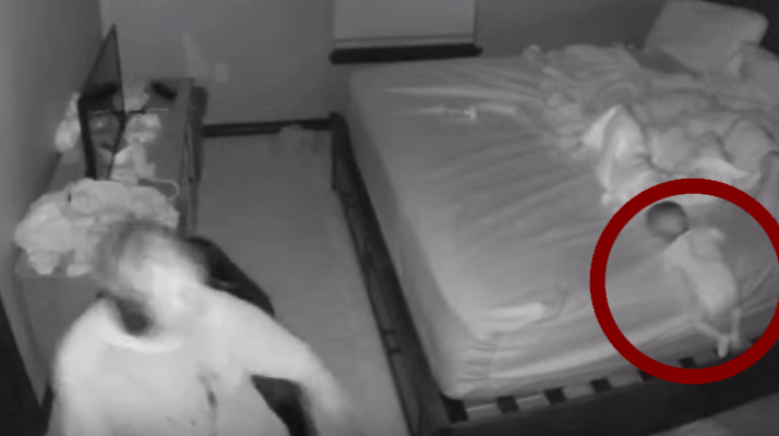 Il sauve son bébé qui allait tomber du lit alors qu&rsquo;il était en train de jouer aux jeux vidéos