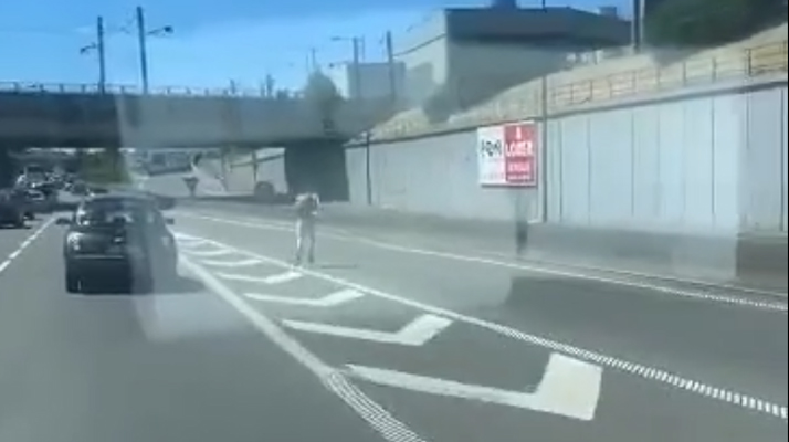 Val-de-Marne : un homme filmé en rollers sur l&rsquo;autoroute A86