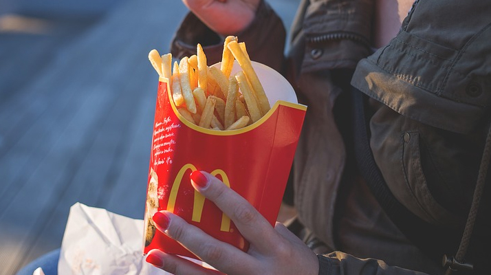 États-Unis : un employé de McDonald’s entre la vie et la mort après avoir été grièvement blessé par l’arme à feu d’un client qui jugeait ses frites trop froides