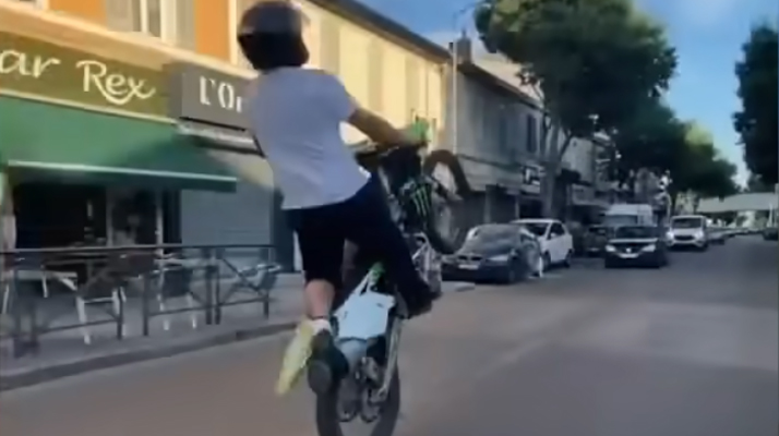 Rodéo urbain : un jeune de 19 ans se tue après avoir perdu le contrôle de son deux-roues à Marseille