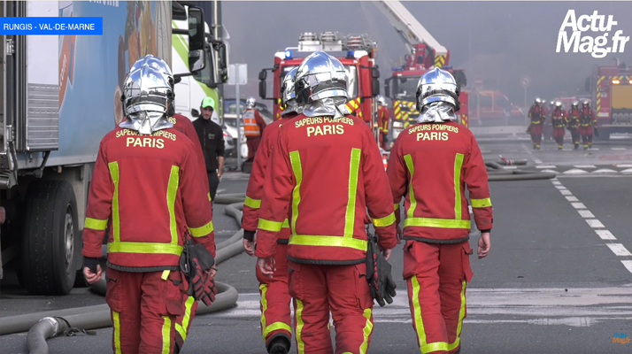 Rungis : (Vidéo) Les images spectaculaires de l&rsquo;incendie qui a ravagé un entrepôt de 7000 mètres carrés.
