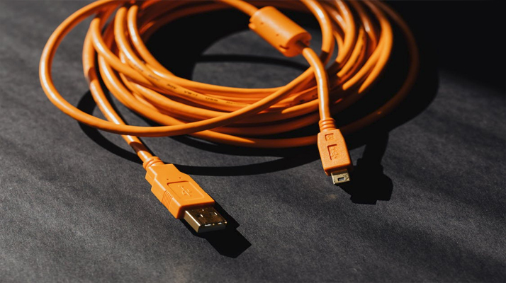 Royaume-Uni : un adolescent de 15 ans se coince un câble USB dans le pénis alors qu&rsquo;il voulait le mesurer