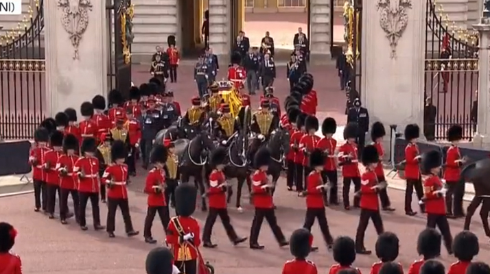 Décès d&rsquo;Elizabeth II : revivez la procession du cercueil de la Reine qui est entré à Westminster Hall