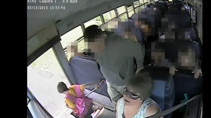 États-Unis : Les images effroyables d&rsquo;une petite fille de 6 ans traînée par un bus scolaire après que son sac à dos soit resté accroché aux portes