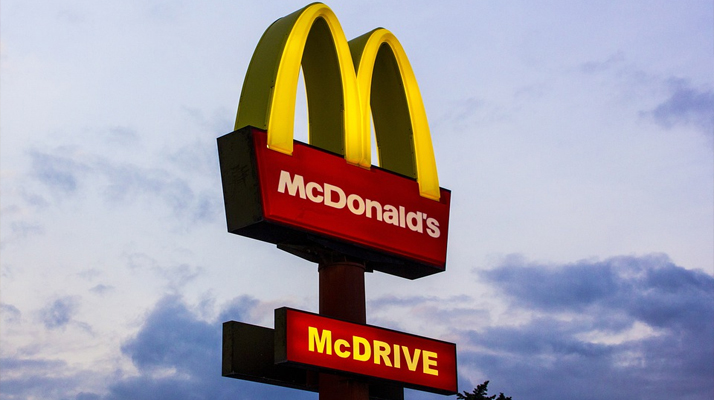 Yvelines. Un livreur Uber poignarde un client qui attendait dans la file du McDrive