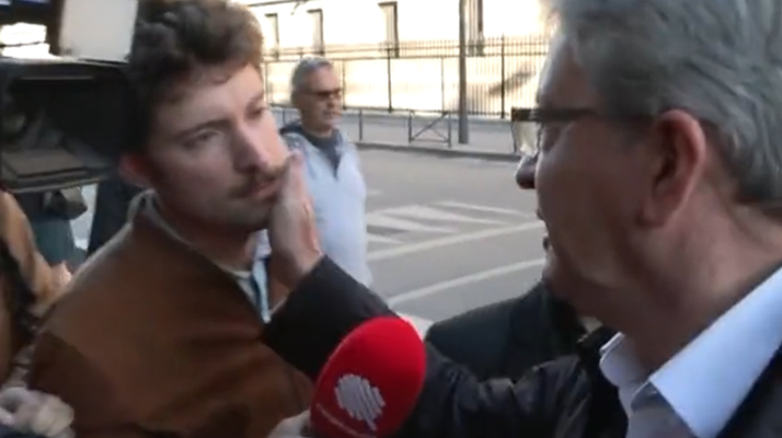 Le geste de Jean-Luc Mélenchon au journaliste de Quotidien, Paul Gasnier, qui ne passe pas !