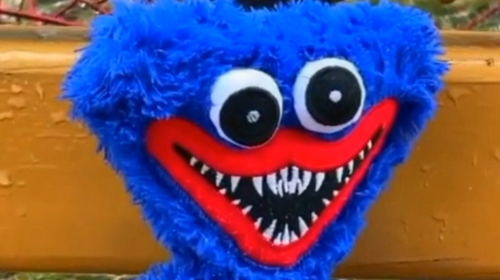 Italie. Une fillette de trois ans étranglée par un autre enfant à l'aide d'une peluche Huggy Wuggy sur une aire de jeux 2