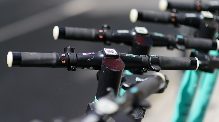 Lyon : les personnes âgées de moins de 18 ans ne pourront plus conduire de trottinette électrique en libre service
